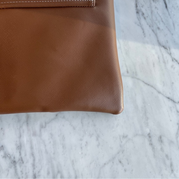 Classy Medium Clutch with Removable Shoulder Strap - Perfect for Any Occasion - Picture 2 of 14